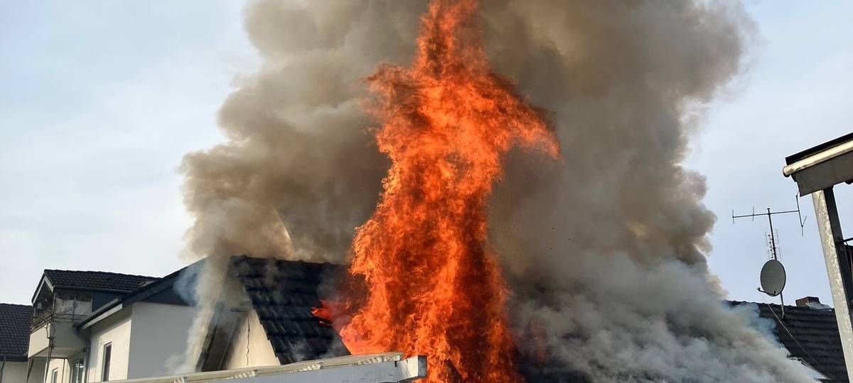 Bergisch Gladbach: Feuer zerstört Anbau eines Wohnhauses
