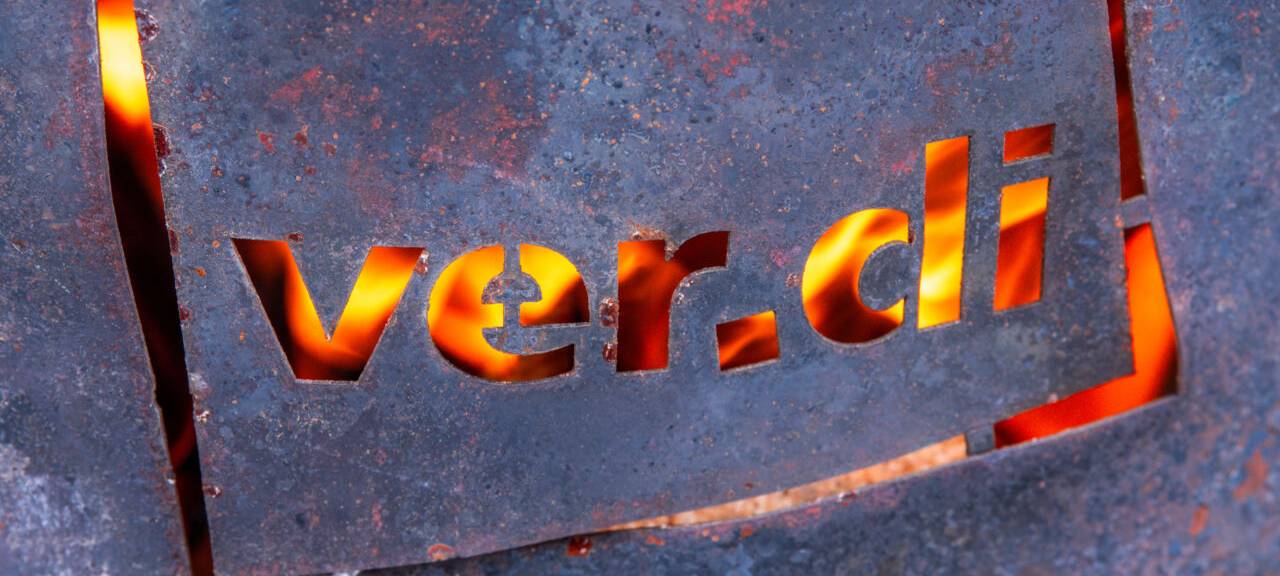 Das Logo von der Gewerkschaft ver.di ist zu erkennen