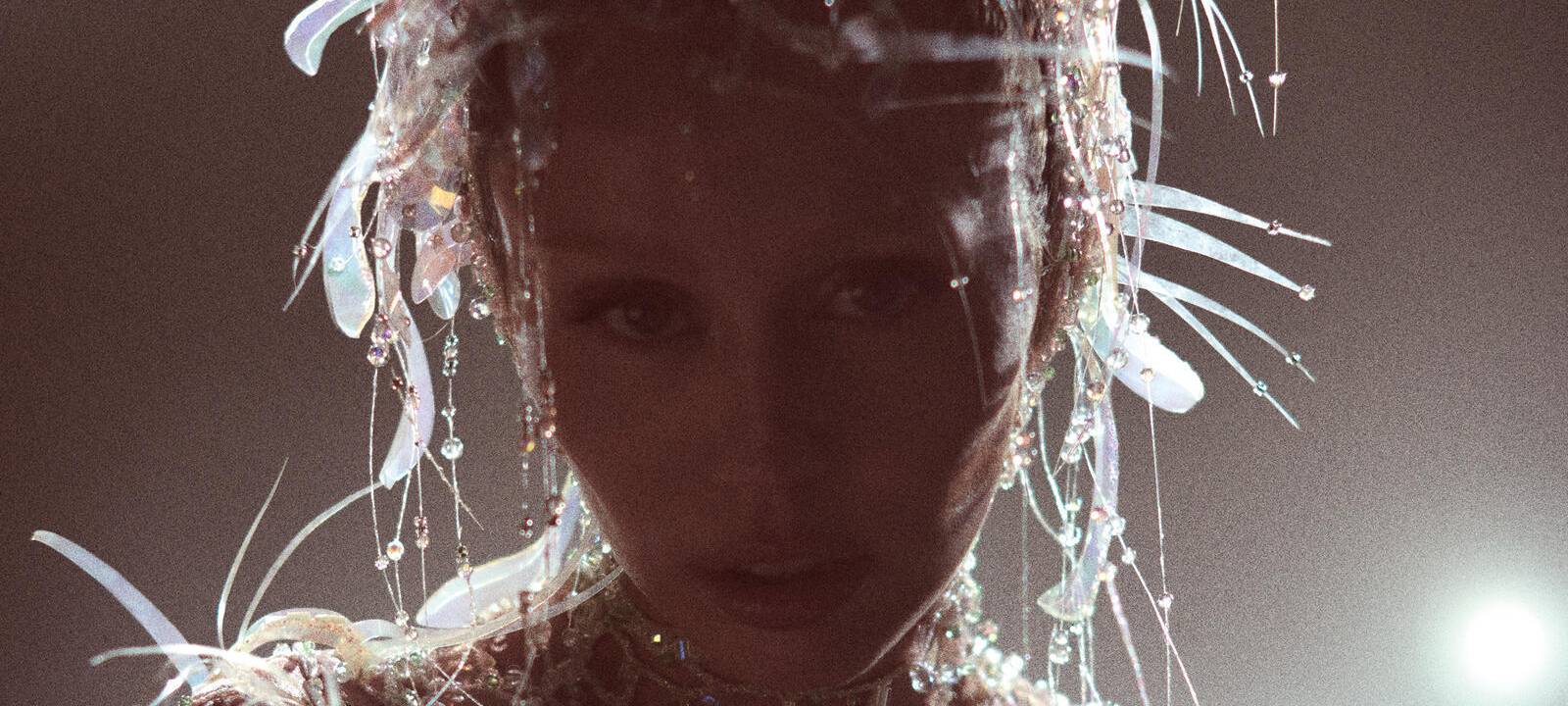 Miley Cyrus enthüllt ihre neue Single "End Of The World" aus dem kommenden Album "Something Beautiful". Hier zu hören im besten Mix.