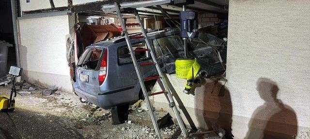 Kürten: Auto kracht in Fachwerkhaus