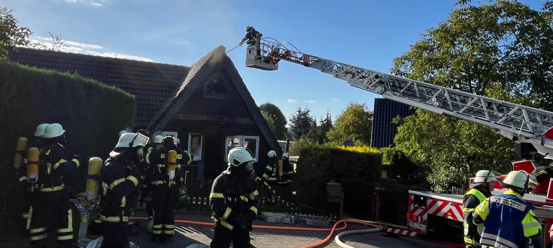 Lindlar: Feuerwehr löscht unbewohntes Haus