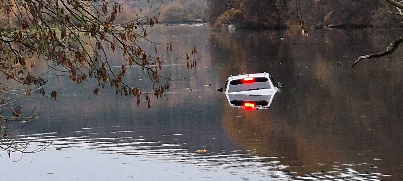 Großeinsatz: Auto stürzt in Engelskirchen in die Agger
