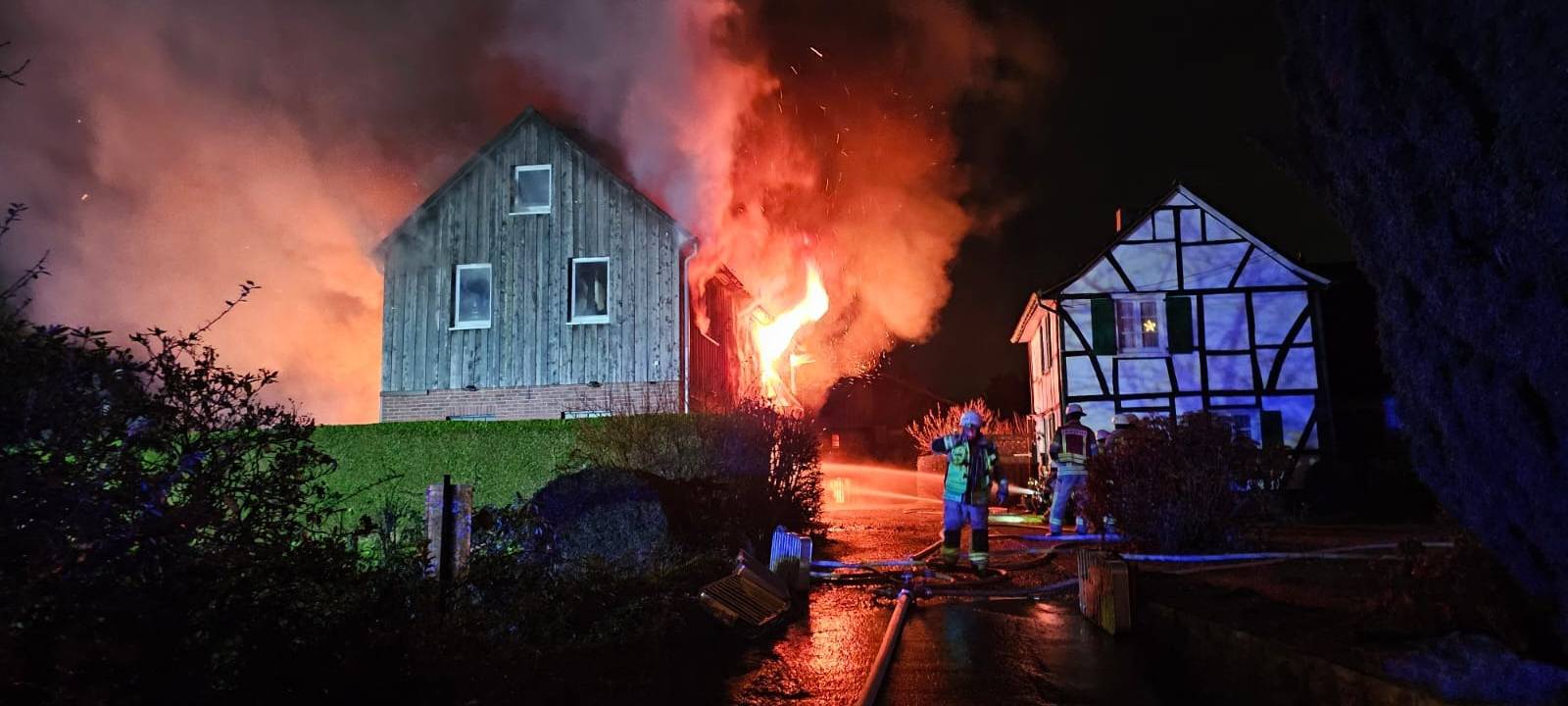 Burscheid: Fachwerkhaus brennt komplett aus