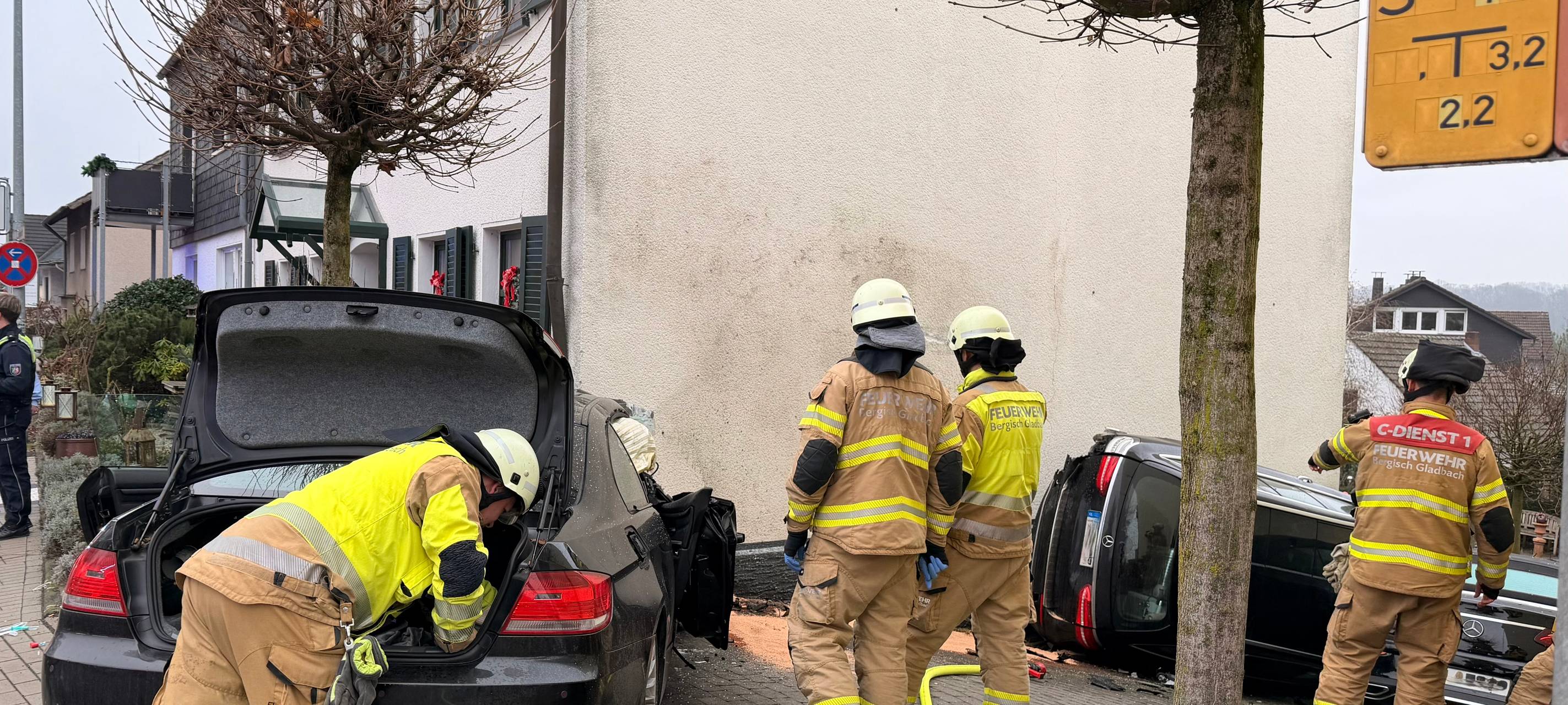 Gegen Hauswand gefahren: 84-Jähriger stirbt nach Unfall