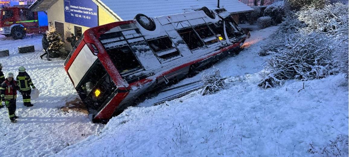 Wintereinbruch: Bus in Kürten verunglückt