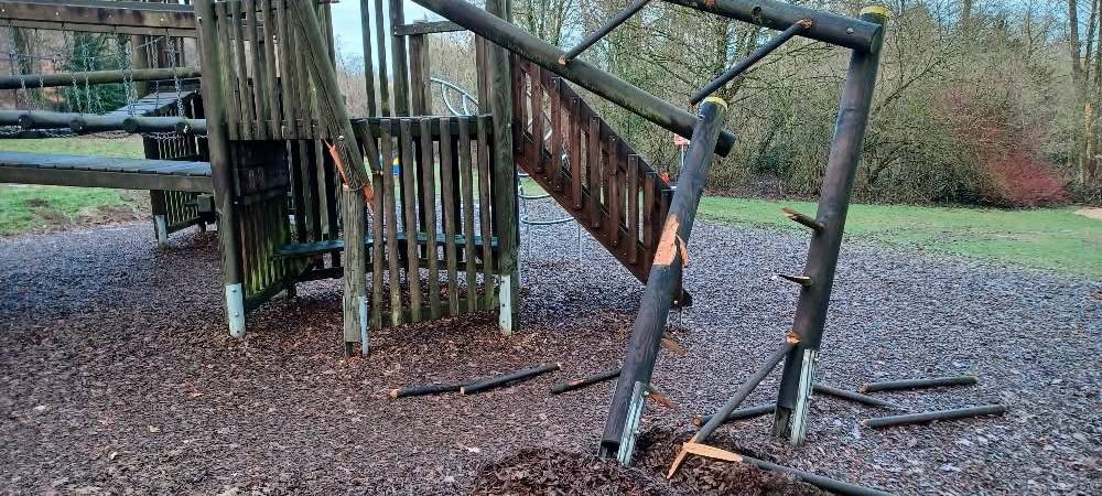 Lindlar: Abenteuer-Spielplatz mit Radlader verwüstet