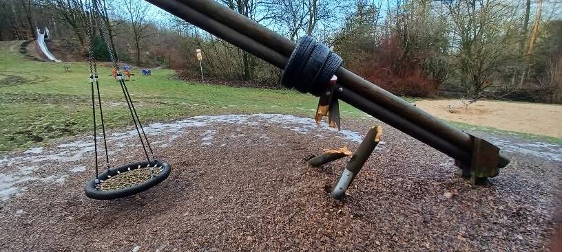Lindlar: Abenteuer-Spielplatz mit Radlader verwüstet