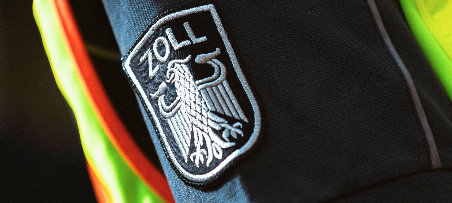 Über 1.000 Dosen Shisha-Tabak: Zoll stoppt Transporter