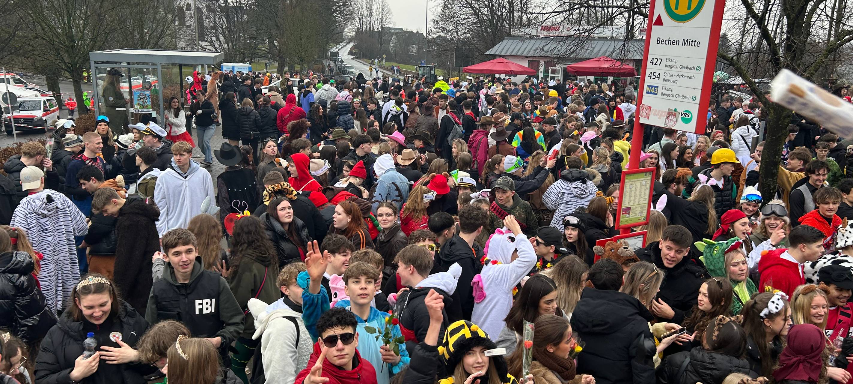 Weiberfastnacht-Bilanz: Regen und meist friedliche Jecke
