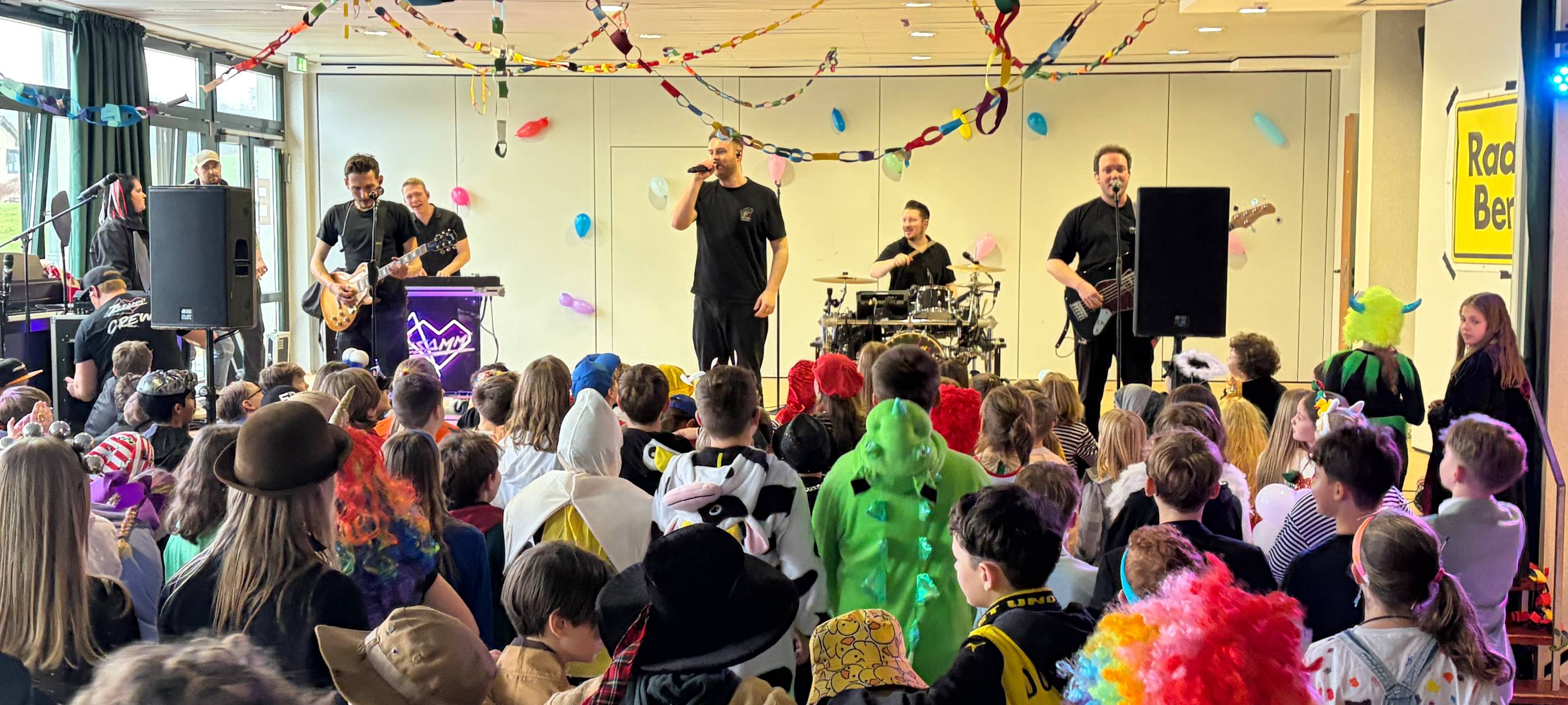 „Jeck im Dienst“: Gymnasium Lindlar gewinnt den Bandauftritt von Zesamm'