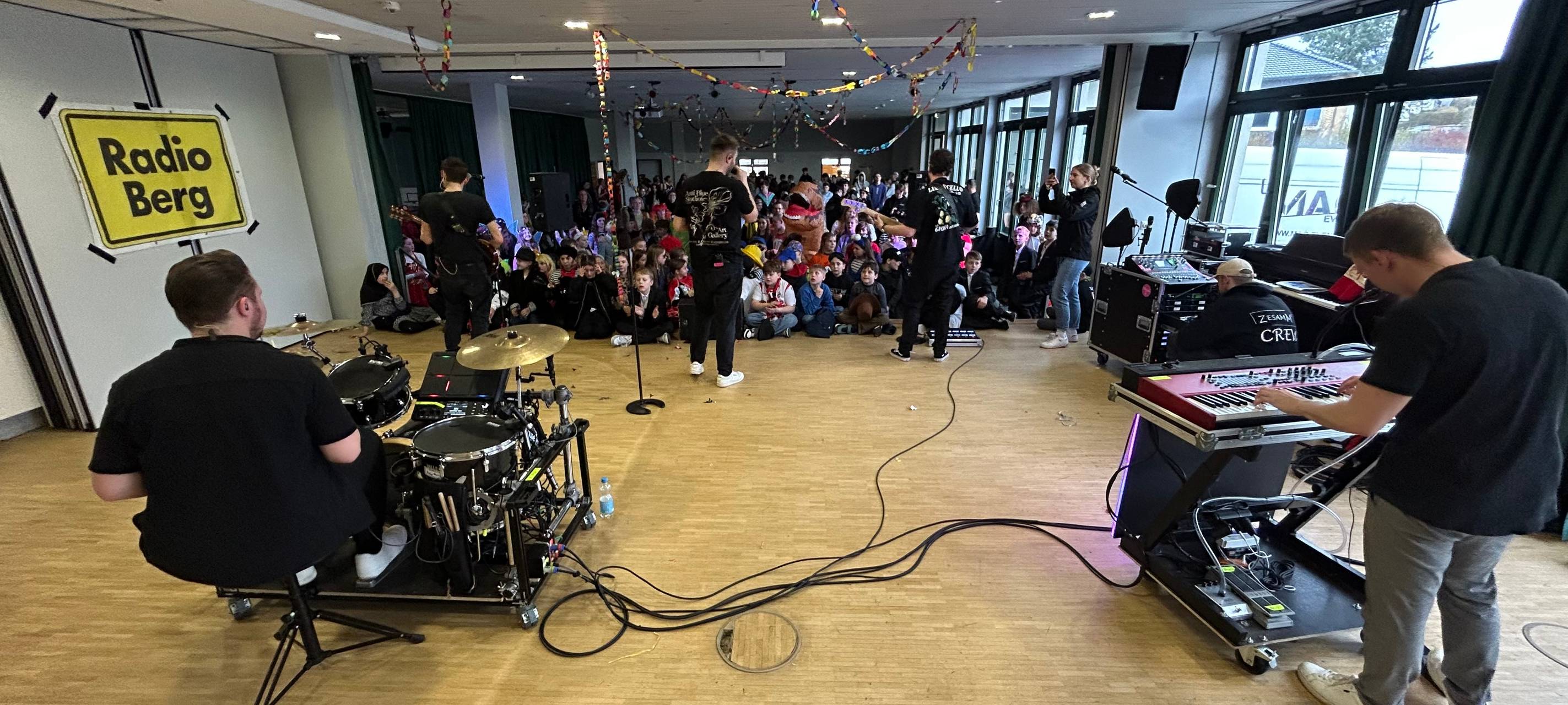 „Jeck im Dienst“: Gymnasium Lindlar gewinnt den Bandauftritt von Zesamm'