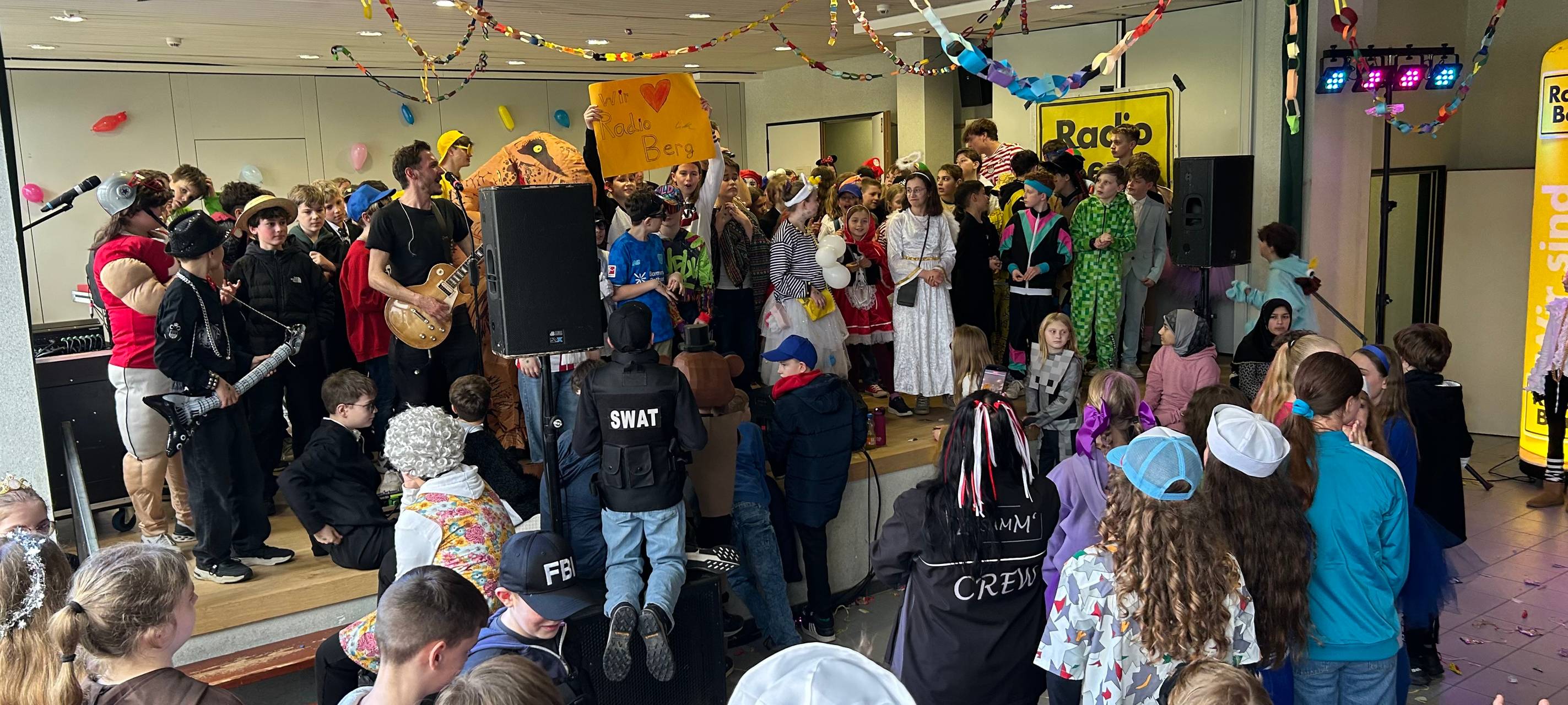 „Jeck im Dienst“: Gymnasium Lindlar gewinnt den Bandauftritt von Zesamm'