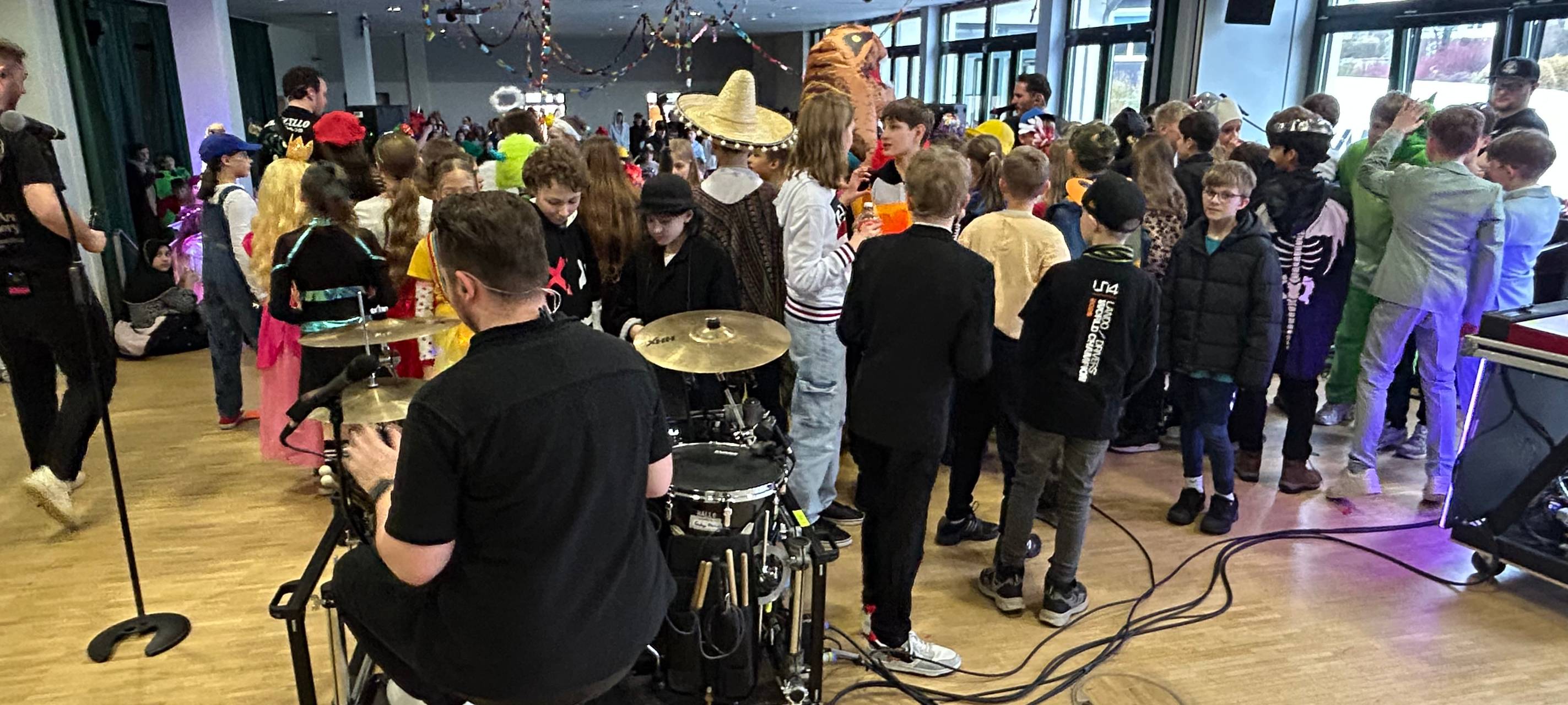 „Jeck im Dienst“: Gymnasium Lindlar gewinnt den Bandauftritt von Zesamm'