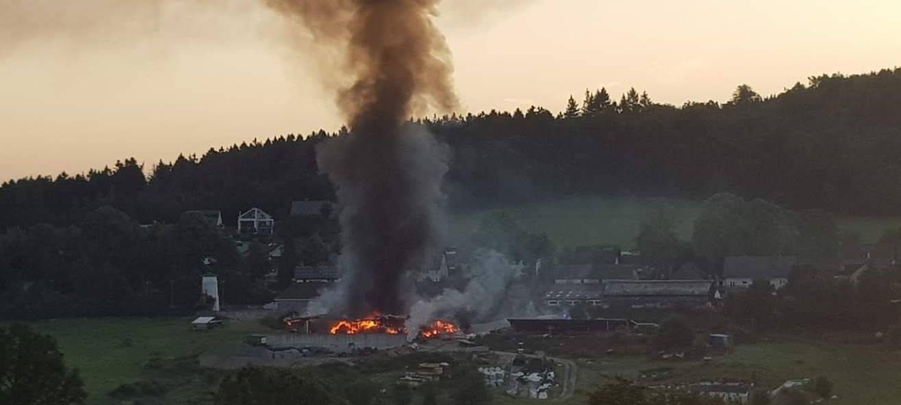 Teile eines Bauernhofs in Lindlar komplett in Flammen