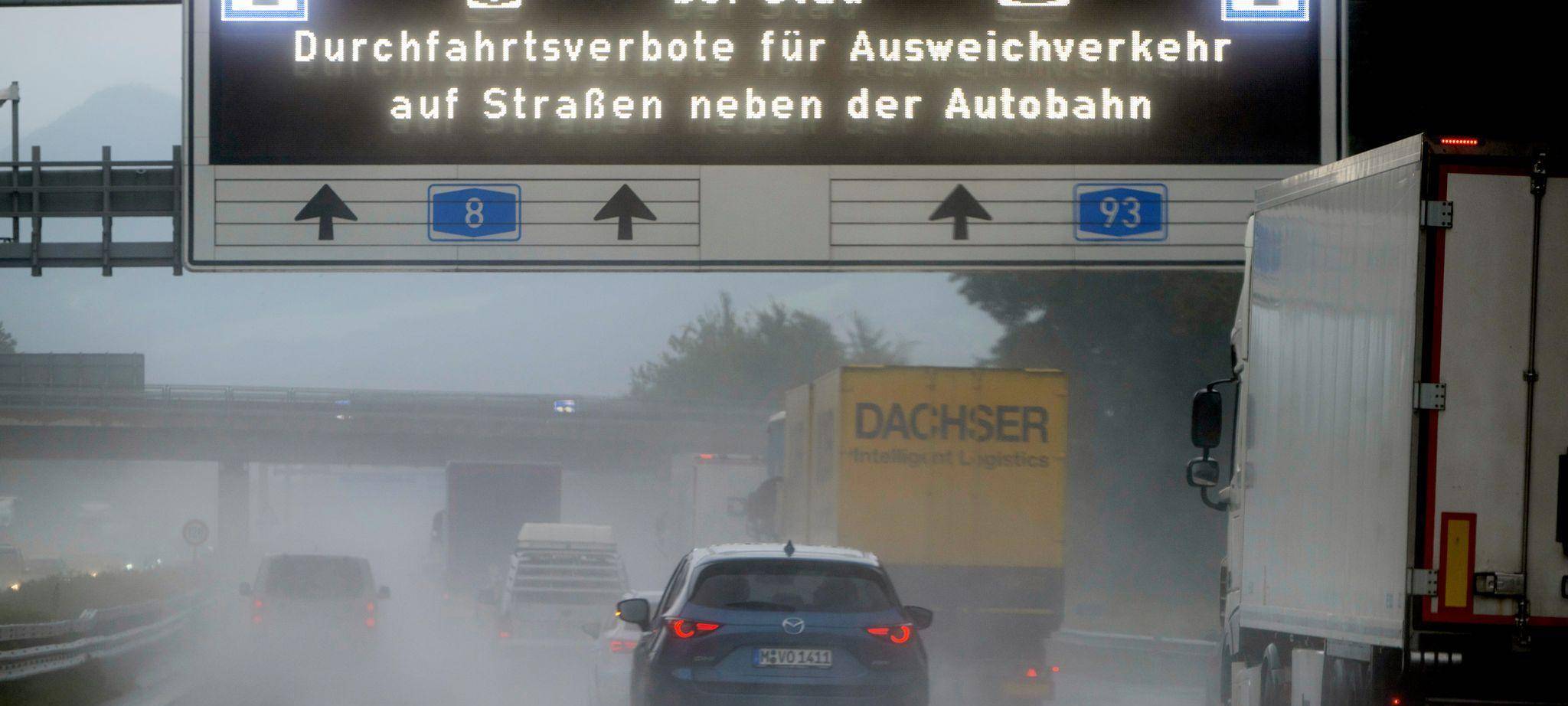 Anzeige mit der Aufschrift „Bei Stau Durchfahrtsverbote“