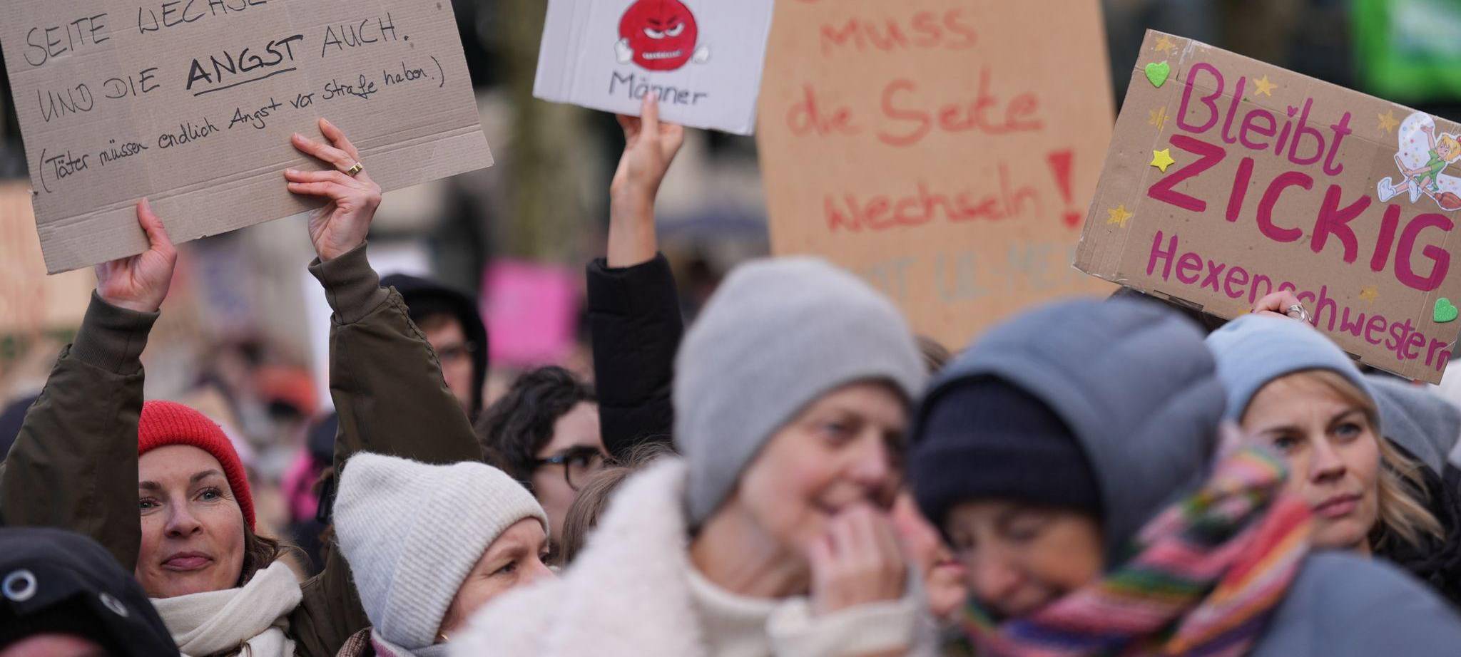 Demonstration gegen sexualisierte Gewalt gegen Frauen
