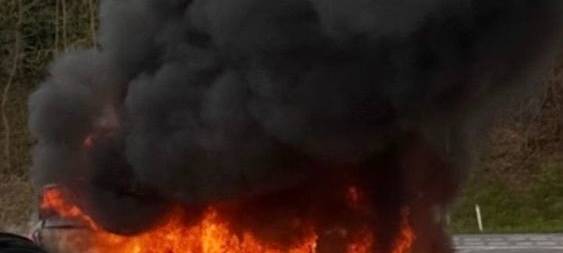 Rösrath: Auto bei A3-Abfahrt brennt aus