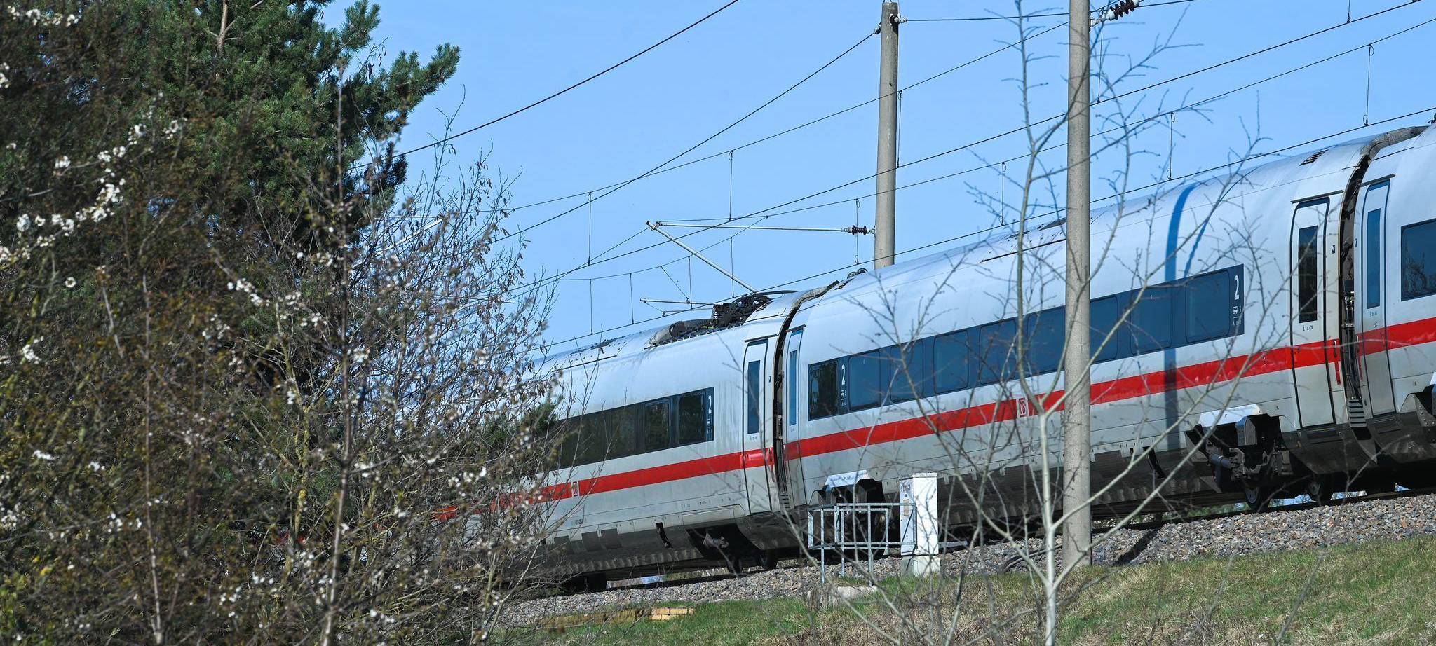 Oberleitung fällt auf ICE: Hunderte Reisende sitzen fest