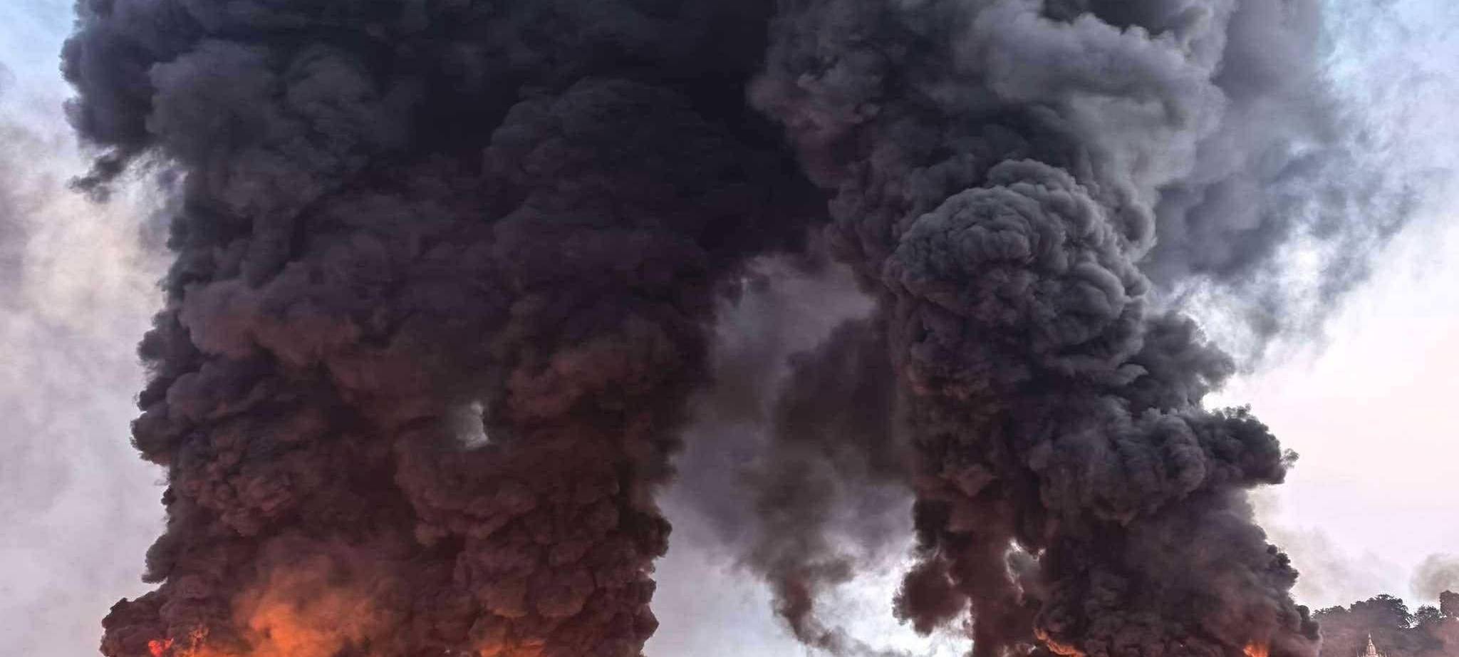Großfeuer in Hafen in Myanmar