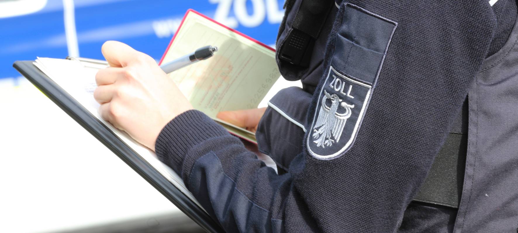 Zoll kontrolliert Paketdienstleister im Bergischen