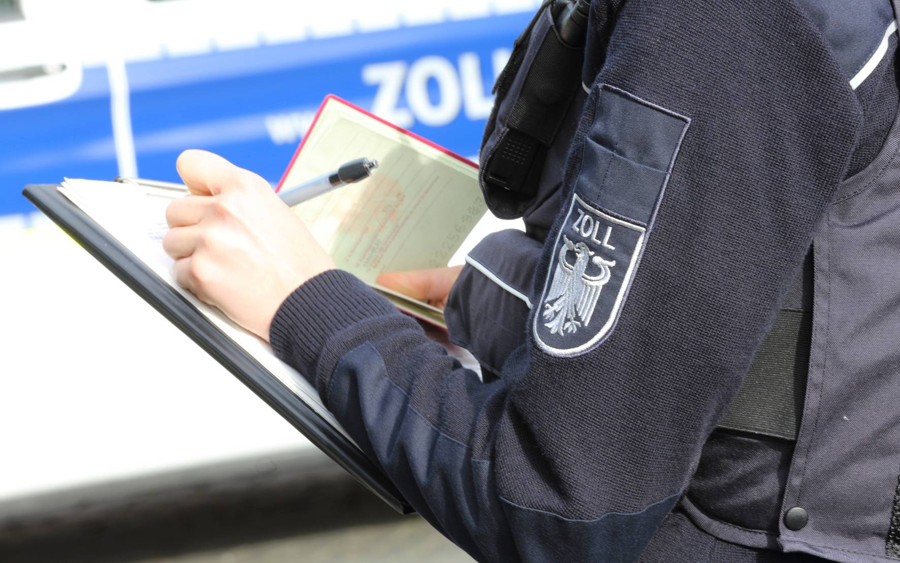 Zoll kontrolliert Paketdienstleister im Bergischen