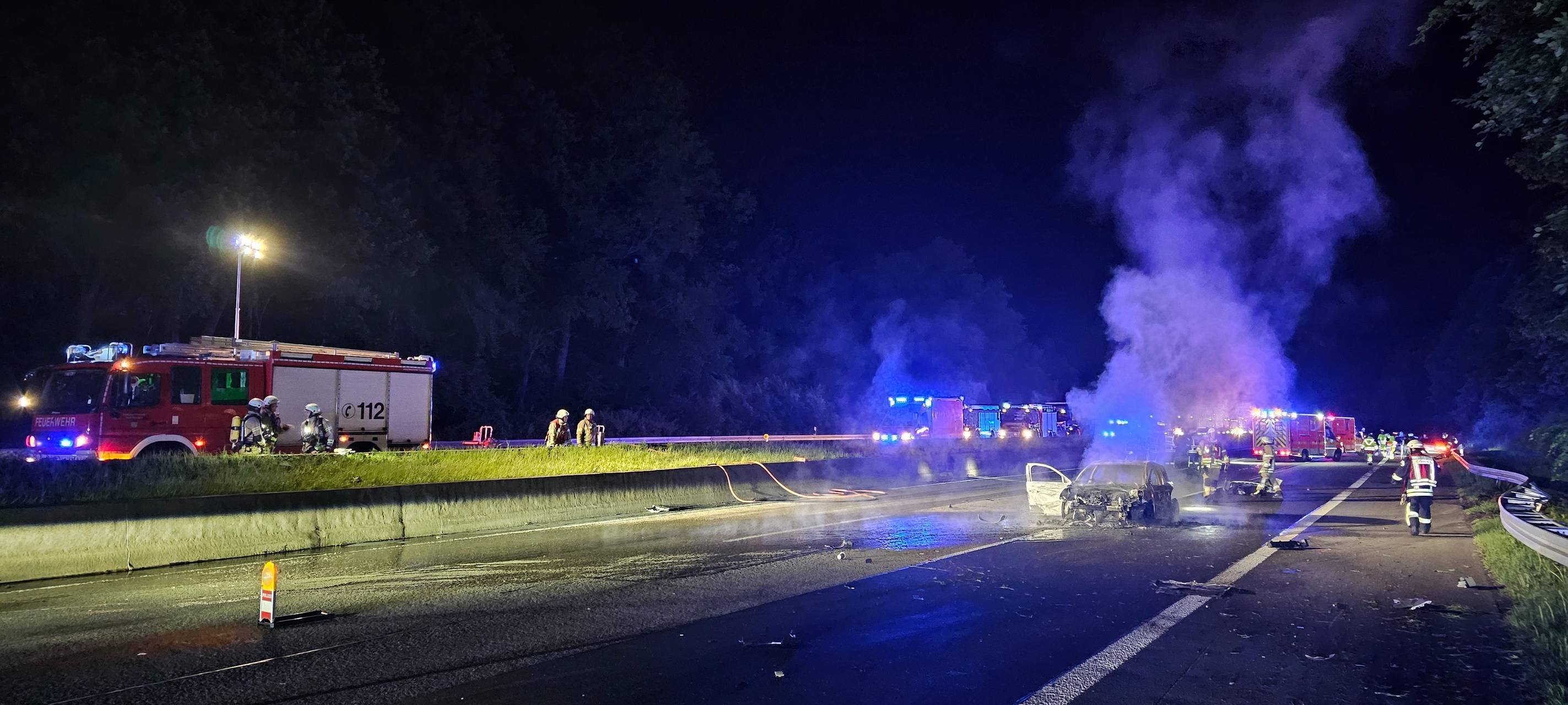 Burscheid: Auto brennt auf der A1 komplett aus