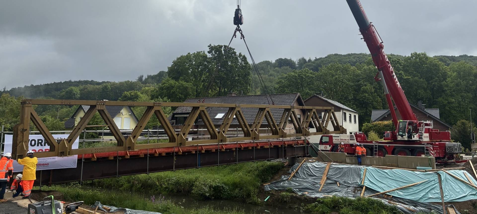 Rösrath - Behelfsbrücke über die Sülz eingehoben