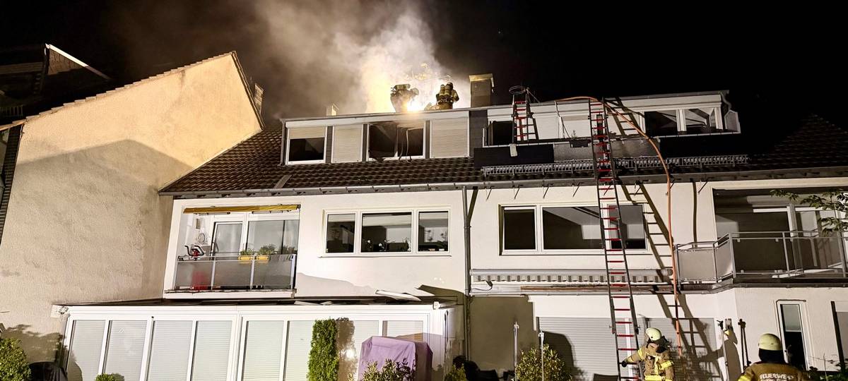 Dachstuhlbrand in Bergisch Gladbach