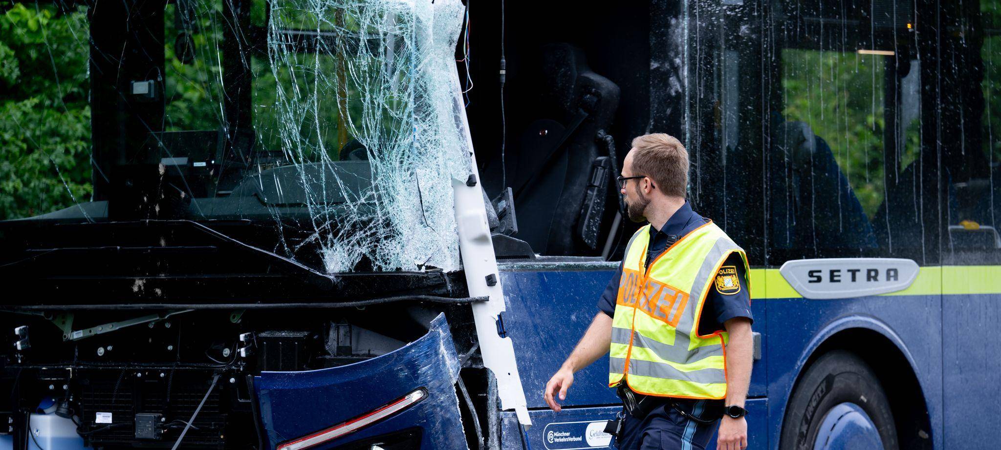 Zwei Busse stoßen in Oberbayern zusammen - mehrere Verletzte