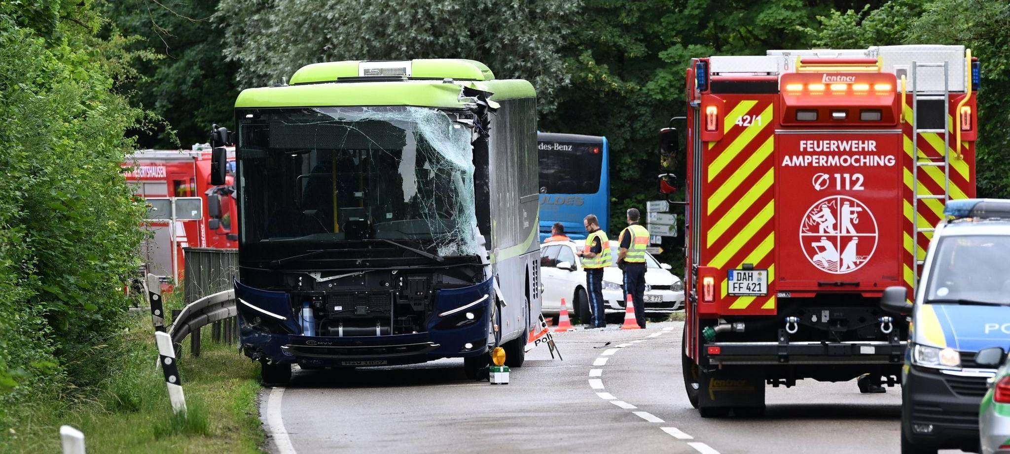 Zwei Busse stoßen in Oberbayern zusammen - mehrere Verletzte