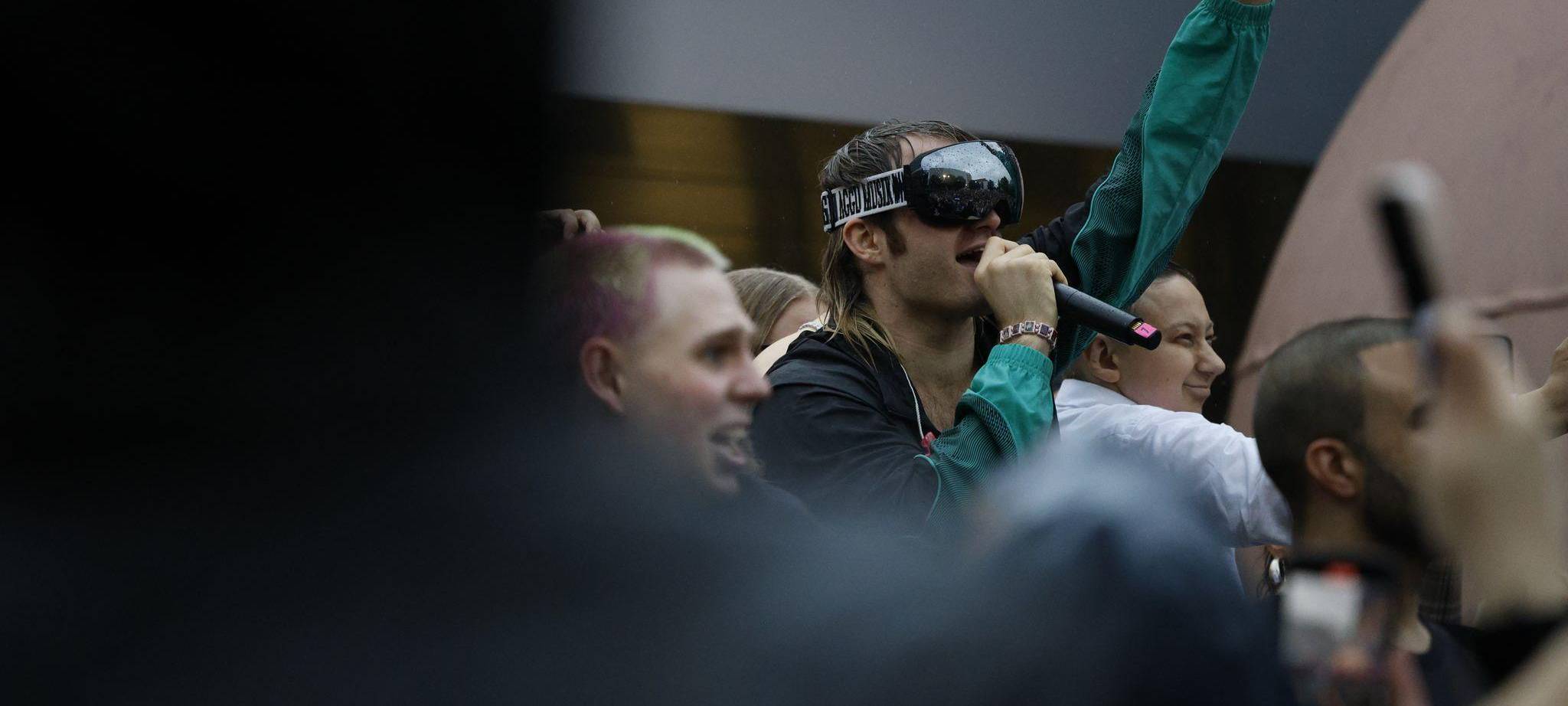 Rapper Ski Aggu tritt bei Rave auf