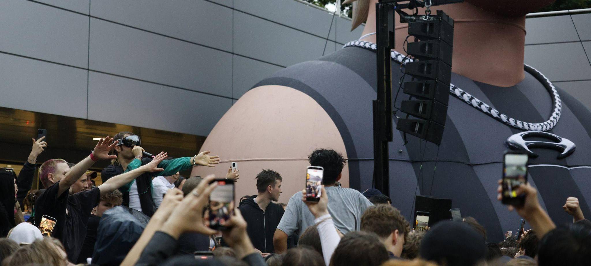 Rapper Ski Aggu tritt bei Rave auf