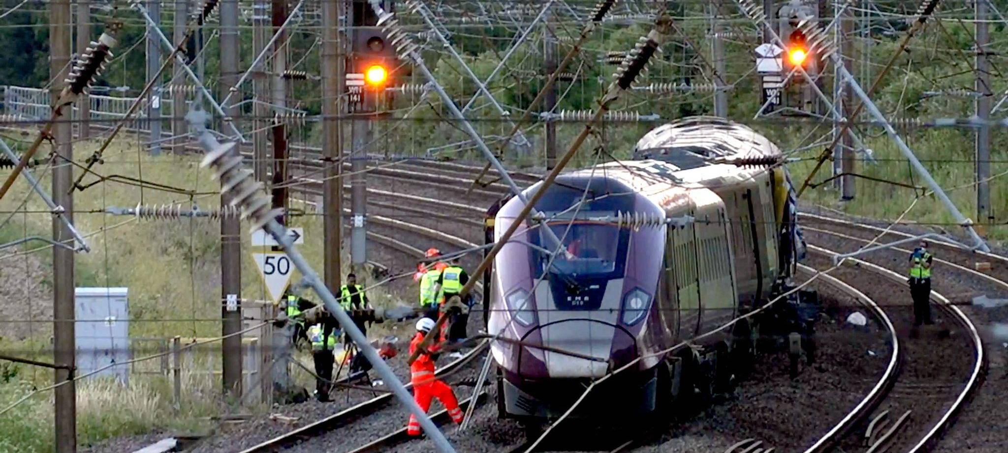 Einsatzkräfte treffen an der Unfallstelle ein.