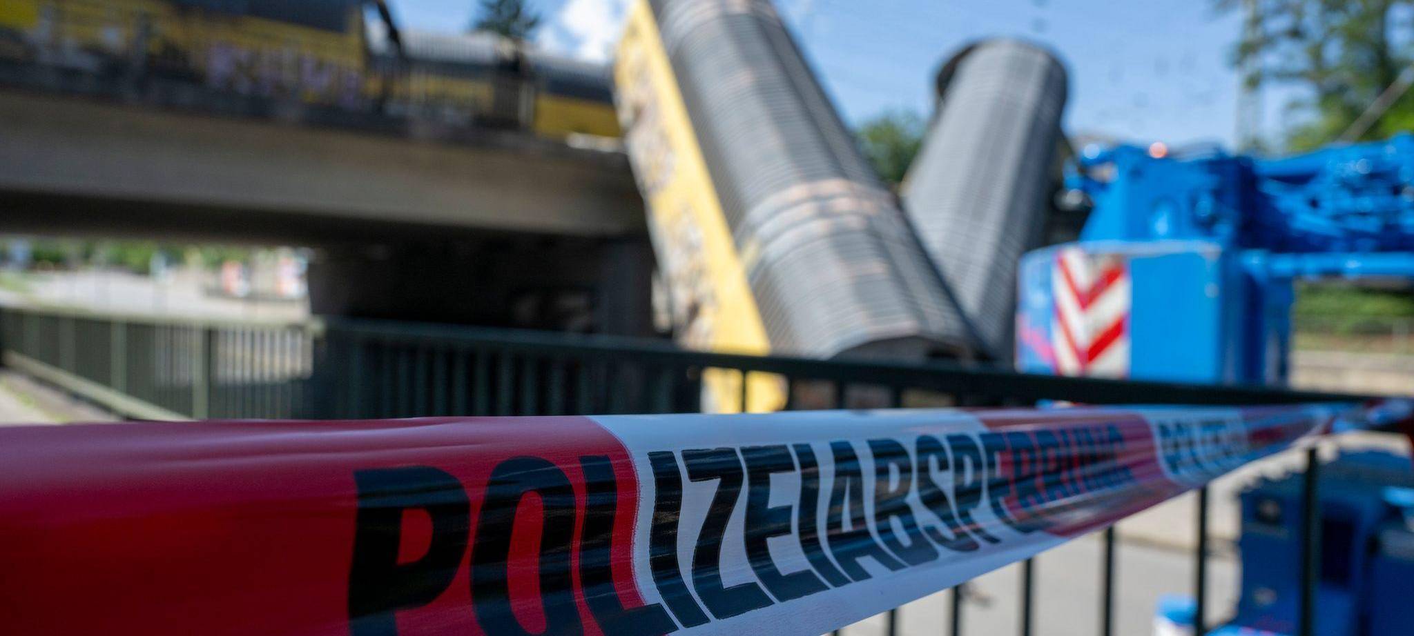 Nach dem Absturz zweier Güterzug-Waggons von einer Brücke
