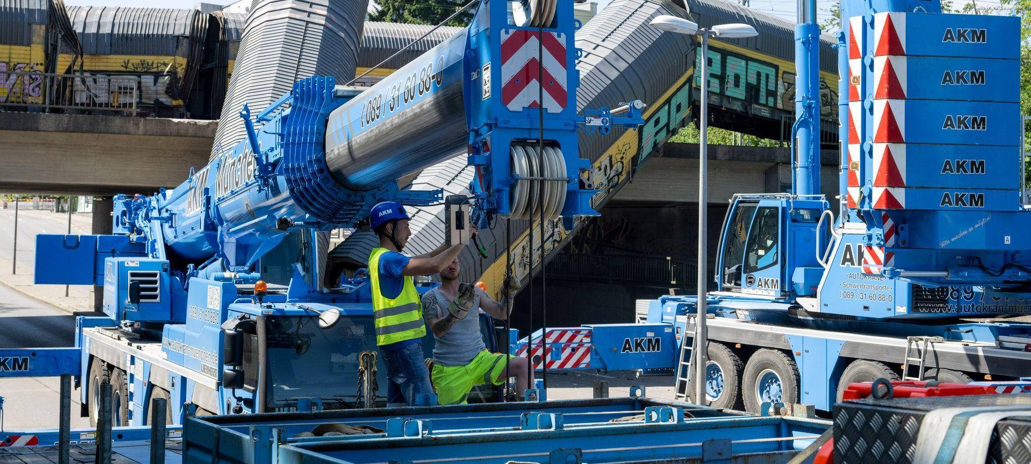 Nach dem Absturz zweier Güterzug-Waggons von einer Brücke
