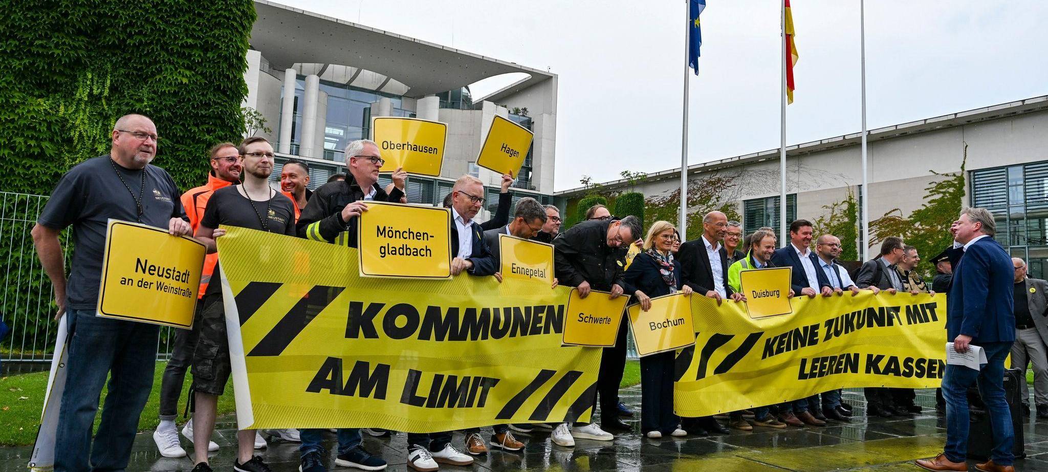 Kommunen demonstrieren für mehr Unterstützung