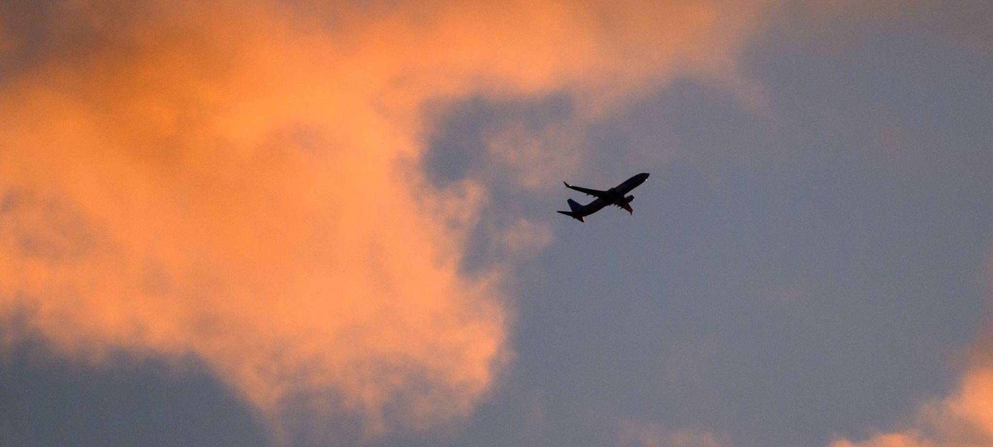 Flugzeug im Sonnenaufgang