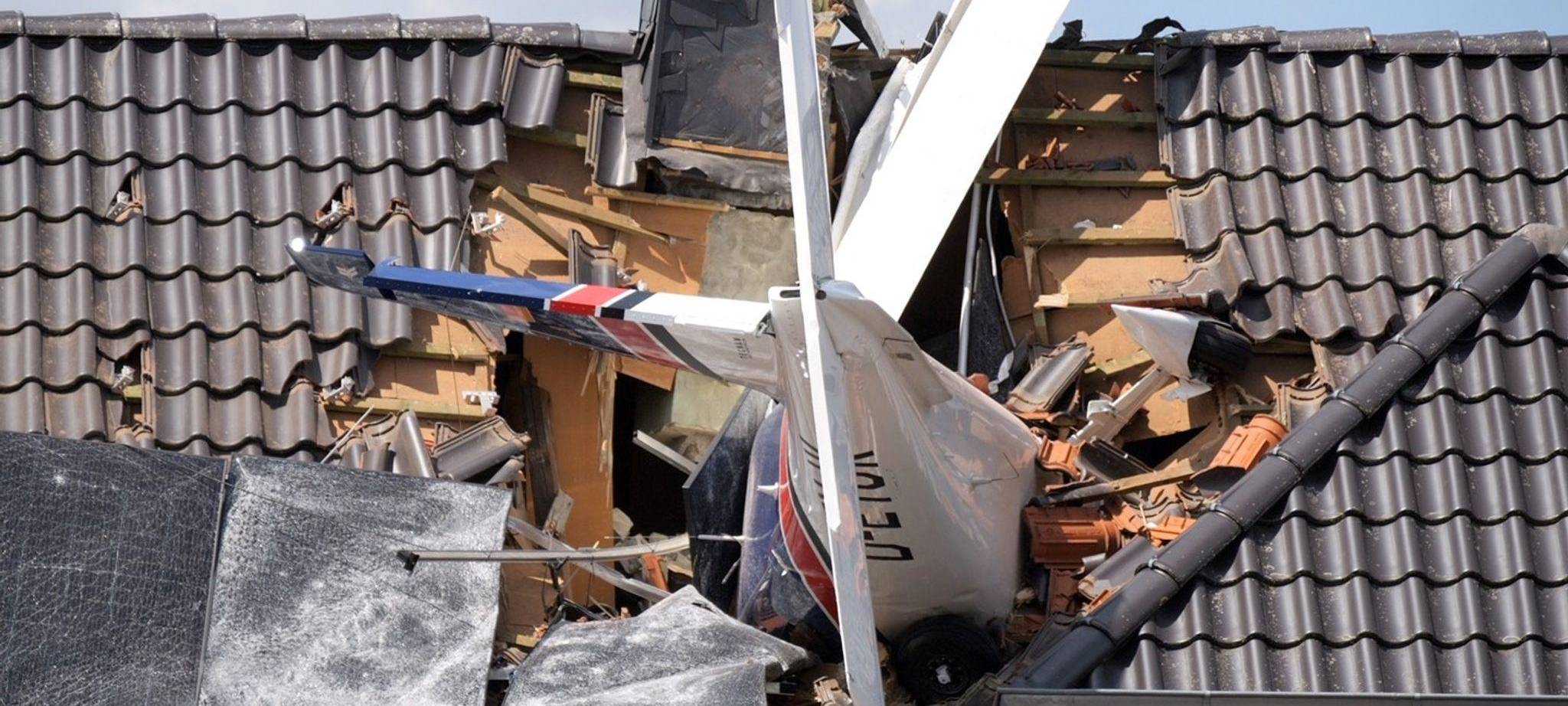 Leichtflugzeug stürzt in Wohnhaus - mindestens ein Mensch tot