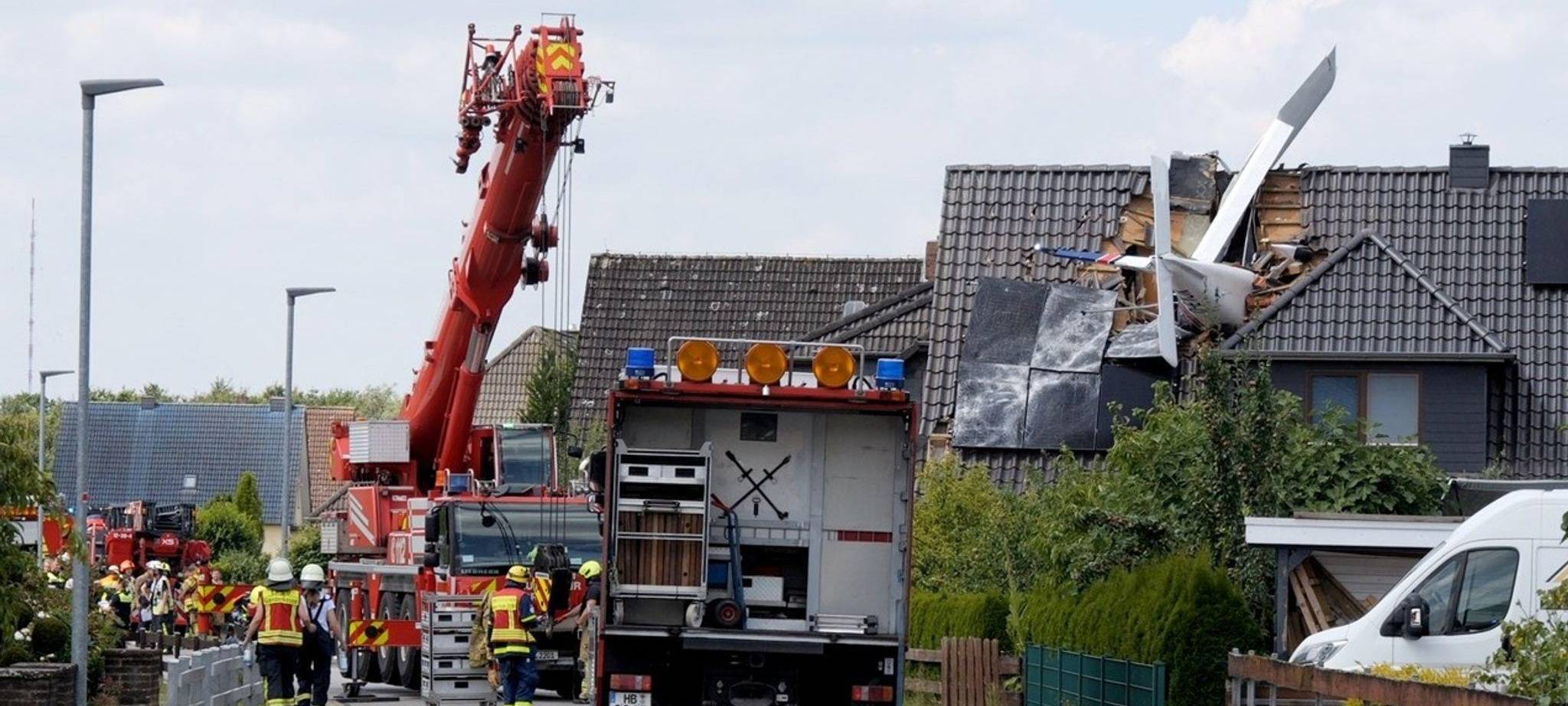 Leichtflugzeug stürzt in Wohnhaus - mindestens ein Mensch tot
