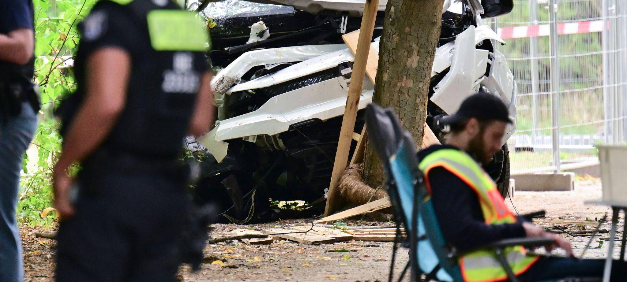 Auto rast in Menschenmenge - CSD abgebrochen