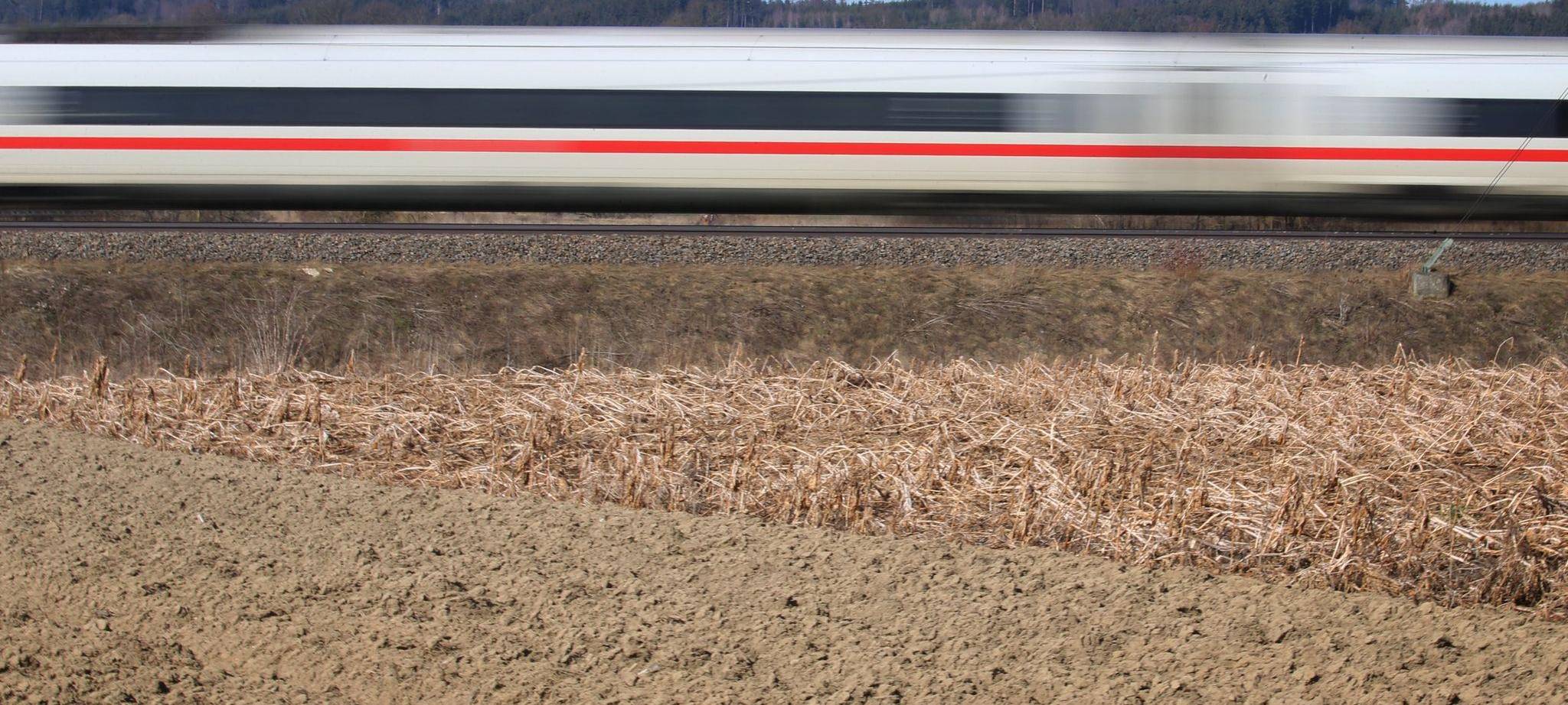 ICE auf Bahnstrecke Augsburg-Ulm