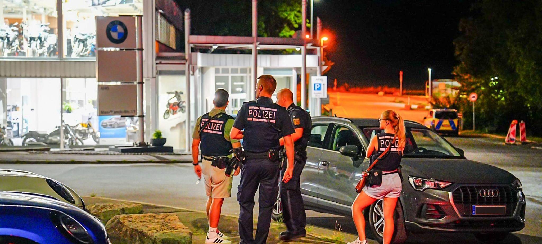 Person schießt auf PKW