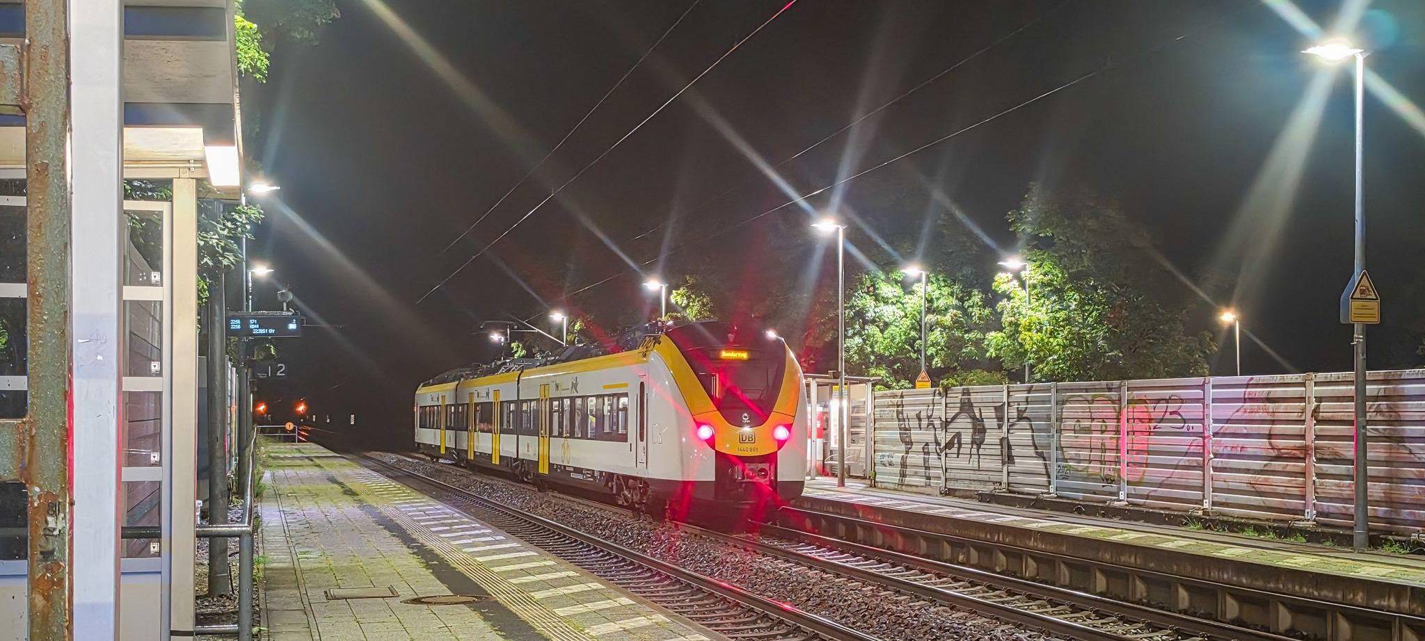 Bahn-Sicherheitsmann stürzt aus Zug