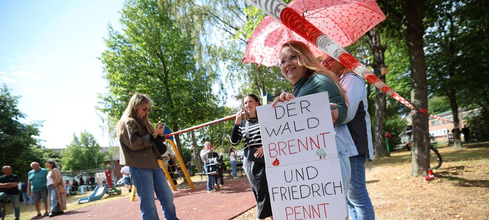 Bundeskanzler Merz besucht Waldbrandgebiet in Hürtgenwald