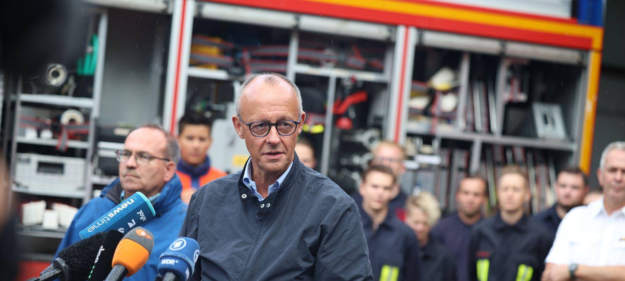 Bundeskanzler Merz besucht Waldbrandgebiet in Hürtgenwald