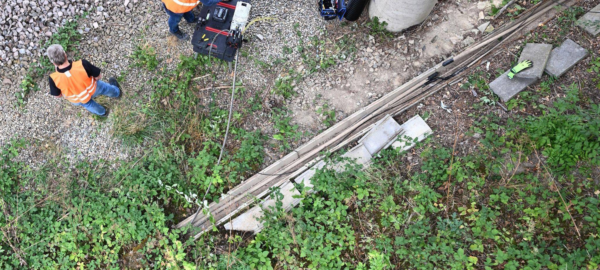 Mehrere Kabel nahe Bahngleisen durchtrennt