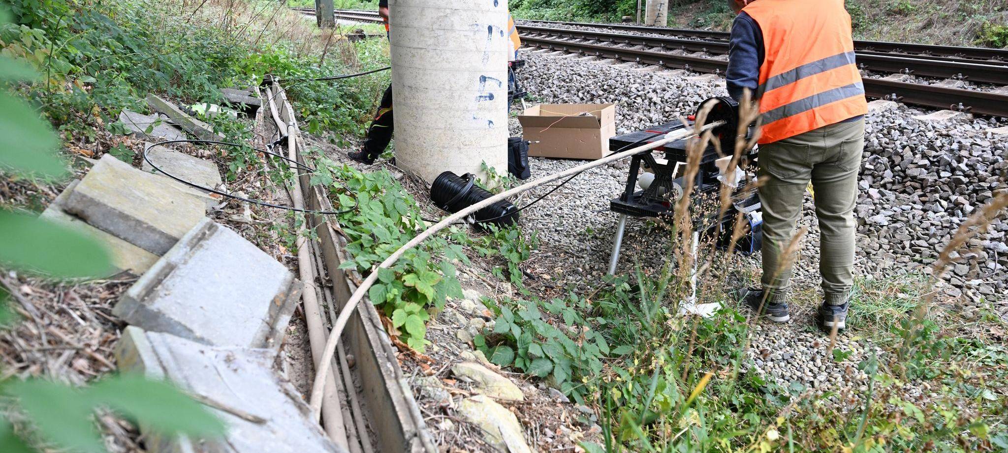 Mehrere Kabel nahe Bahngleisen durchtrennt