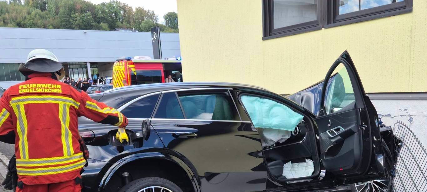 Mercedes fährt in Hauswand