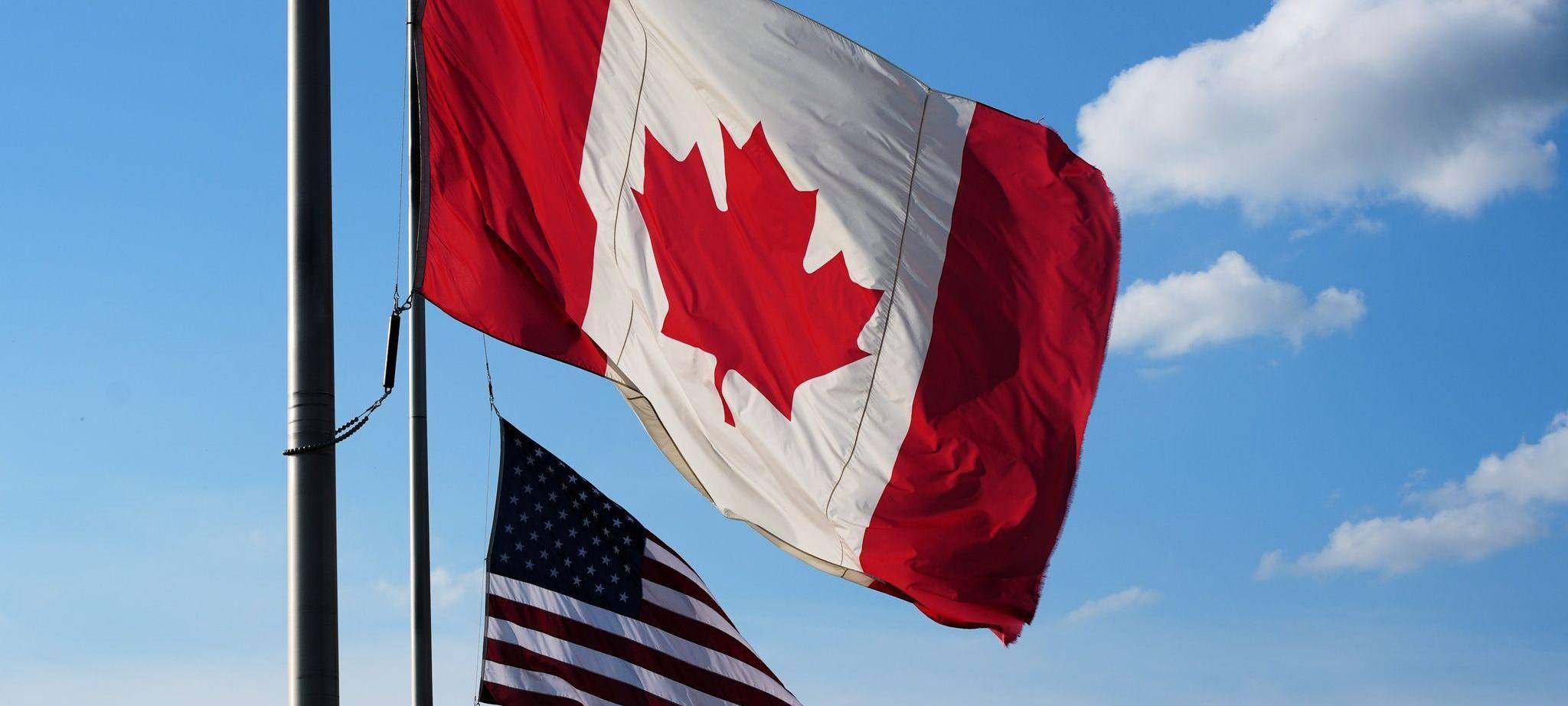 Flaggen von Kanada und den USA
