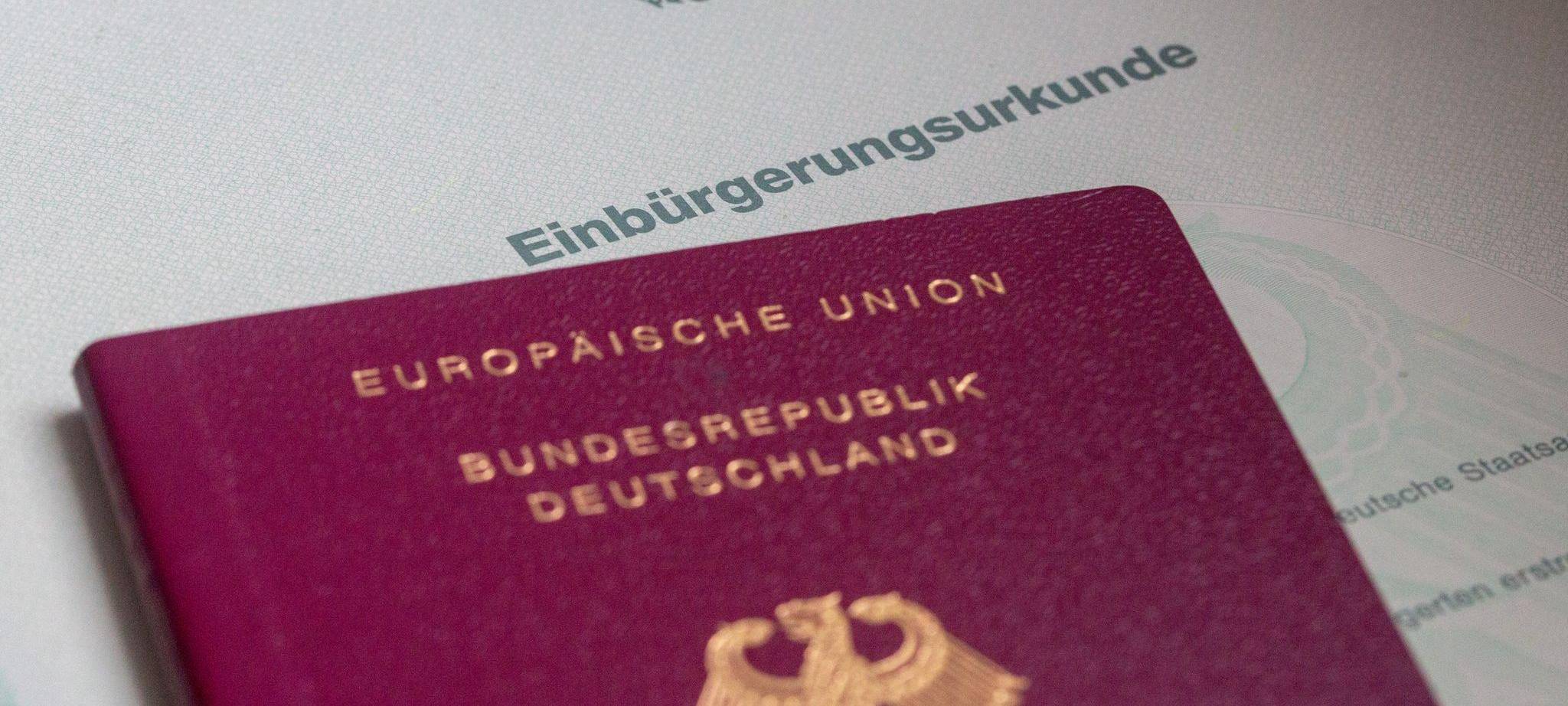 Einbürgerungsurkunde und Reisepass